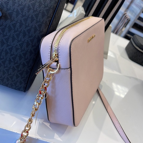 Michael Kors Jet Set Item Large East West Zip Crossbody Leather Powder Blush
NWT - Picture 9 of 16